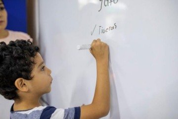 Especialistas defendem que o ditado é uma prática pouco eficaz para o ensino da ortografia -  (crédito: Getty Images)