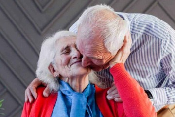 Casal com Alzheimer esquece divórcio e continua relacionamento - Freepik