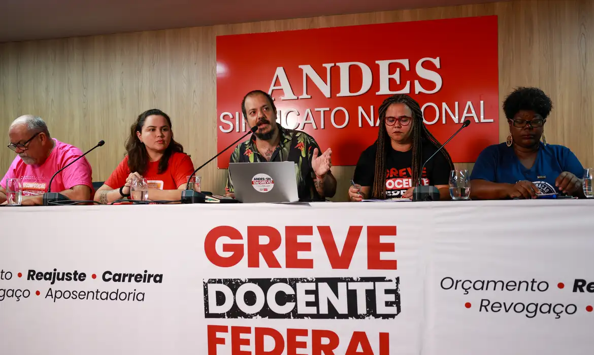 Universidades e institutos federais de ensino superior mantêm greve  -  (crédito: EBC)