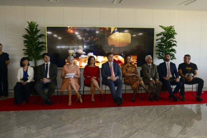 Autoridades assistiram ao lançamento do clipe O Cravo e a Flor, da Tribo da Periferia