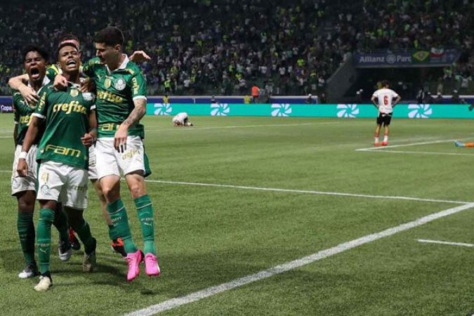  O jogador Est..v..o, da SE Palmeiras, comemora seu contra a equipe do Botafogo FC, durante partida v..lida pela terceira fase, da Copa do Brasil, na arena Allianz Parque. (Foto: Cesar Greco/Palmeiras/by Canon)
     -  (crédito:  CESAR GRECO)