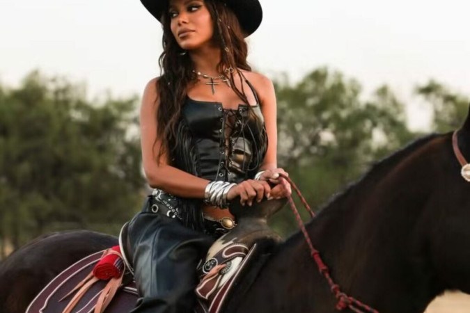 Anitta usa look sensual para andar a cavalo antes de show em Miami -  (crédito: Observatorio dos Famosos)