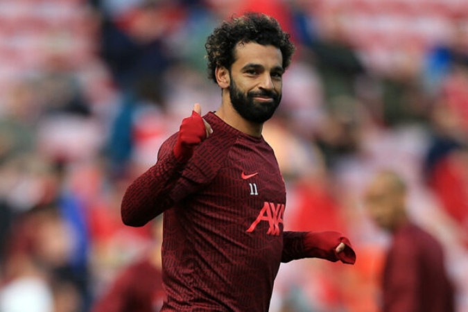  Liverpool's Egyptian striker Mohamed Salah warms up ahead of the English Premier League football match between Liverpool and Brighton and Hove Albion at Anfield in Liverpool, north west England on October 1, 2022. - - RESTRICTED TO EDITORIAL USE. No use with unauthorized audio, video, data, fixture lists, club/league logos or 'live' services. Online in-match use limited to 120 images. An additional 40 images may be used in extra time. No video emulation. Social media in-match use limited to 120 images. An additional 40 images may be used in extra time. No use in betting publications, games or single club/league/player publications. (Photo by Lindsey Parnaby / AFP) / RESTRICTED TO EDITORIAL USE. No use with unauthorized audio, video, data, fixture lists, club/league logos or 'live' services. Online in-match use limited to 120 images. An additional 40 images may be used in extra time. No video emulation. Social media in-match use limited to 120 images. An additional 40 images may be used in extra time. No use in betting publications, games or single club/league/player publications. / RESTRICTED TO EDITORIAL USE. No use with unauthorized audio, video, data, fixture lists, club/league logos or 'live' services. Online in-match use limited to 120 images. An additional 40 images may be used in extra time. No video emulation. Social media in-match use limited to 120 images. An additional 40 images may be used in extra time. No use in betting publications, games or single club/league/player publications. (Photo by LINDSEY PARNABY/AFP via Getty Images)
     -  (crédito:  AFP via Getty Images)