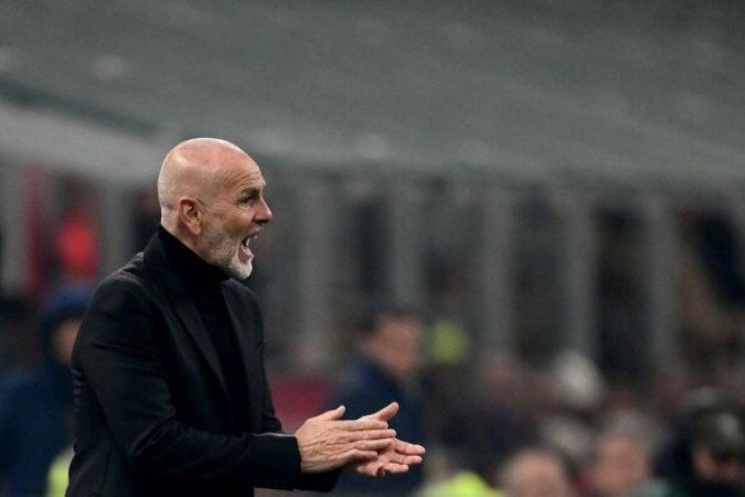 AC Milan's Italian coach Stefano Pioli reacts during the Italian Serie A football match between AC Milan and Inter Milan at the San Siro Stadium in Milan on April 22, 2024. (Photo by Marco BERTORELLO / AFP) (Photo by MARCO BERTORELLO/AFP via Getty Images)
- (crédito: AFP via Getty Images) AC Milan's Italian coach Stefano Pioli reacts during the Italian Serie A football match between AC Milan and Inter Milan at the San Siro Stadium in Milan on April 22, 2024. (Photo by Marco BERTORELLO / AFP) (Photo by MARCO BERTORELLO/AFP via Getty Images)
- (crédito: AFP via Getty Images)