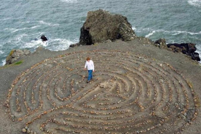 Criado pelo artista Chris Drury em 2006, o labirinto é inspirado no complexo padrão de uma impressão digital gigante de 40 metros de largura, marcado por pedras colocadas na grama -  (crédito: Getty Images via BBC)