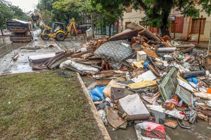 População vem sendo orientada a descartar o lixo nas ruas -  (crédito: Rafa Neddermeyer/Agência Brasil)