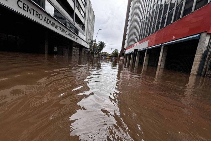 Parte do Centro de Porto Alegre continuava semi-submerso. Em alguns pontos, a inundação encobria quase totalmente a entrada dos prédios comerciais -  (crédito: Henrique Lessa/CB/D.A Press)