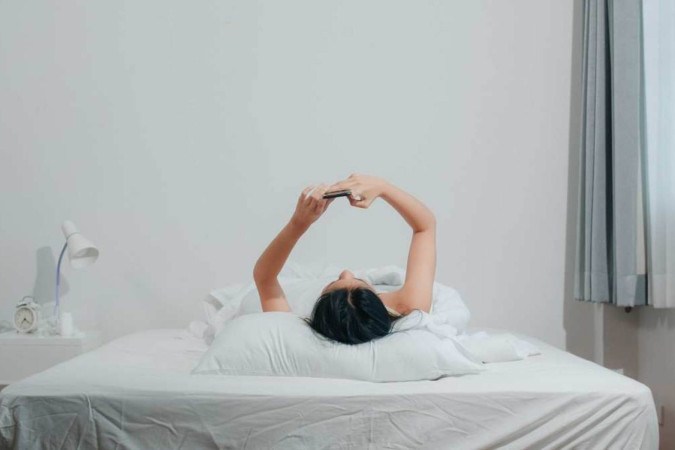 Adotar bons hábitos ao ir para cama, como relaxar e se desligar de eletrônicos, ajuda na saúde global e qualidade de vida  
 -  (crédito: Image by tirachardz on Freepik)