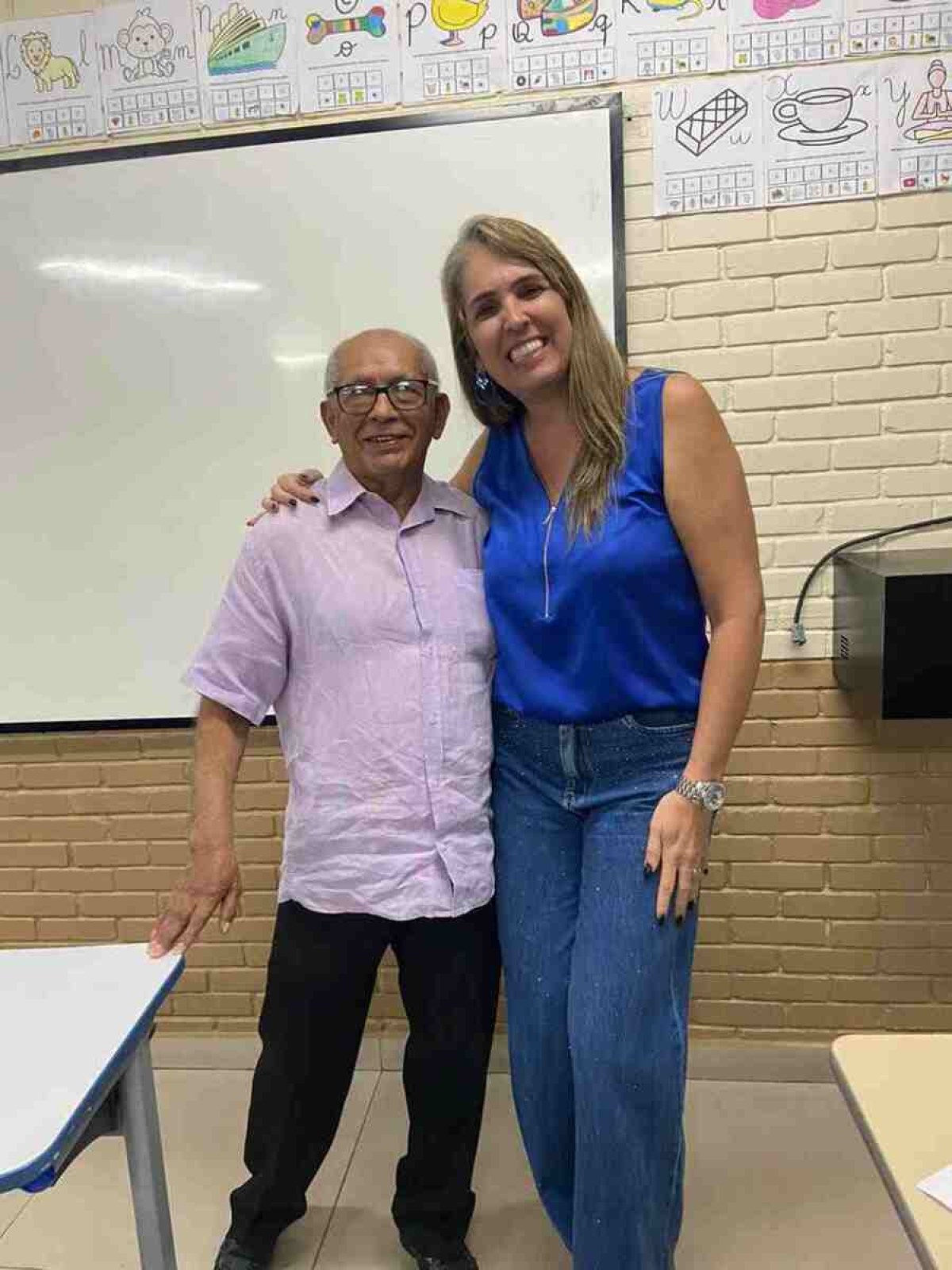 Professora Adriana Vilas Boas e o aluno  Francisco Teixeira Carvalho, de 81 anos 
