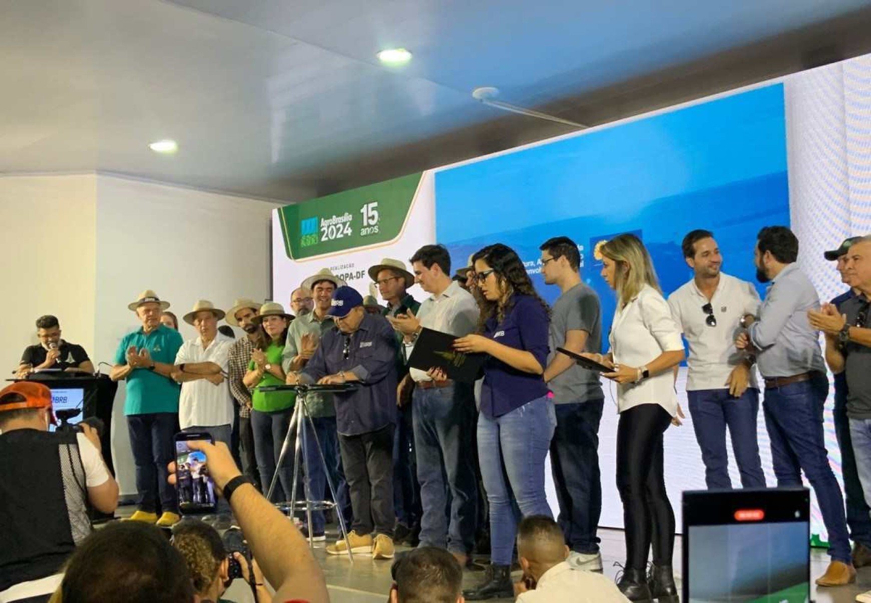 Ibaneis Rocha assina documentos relacionados ao agronegócio do DF