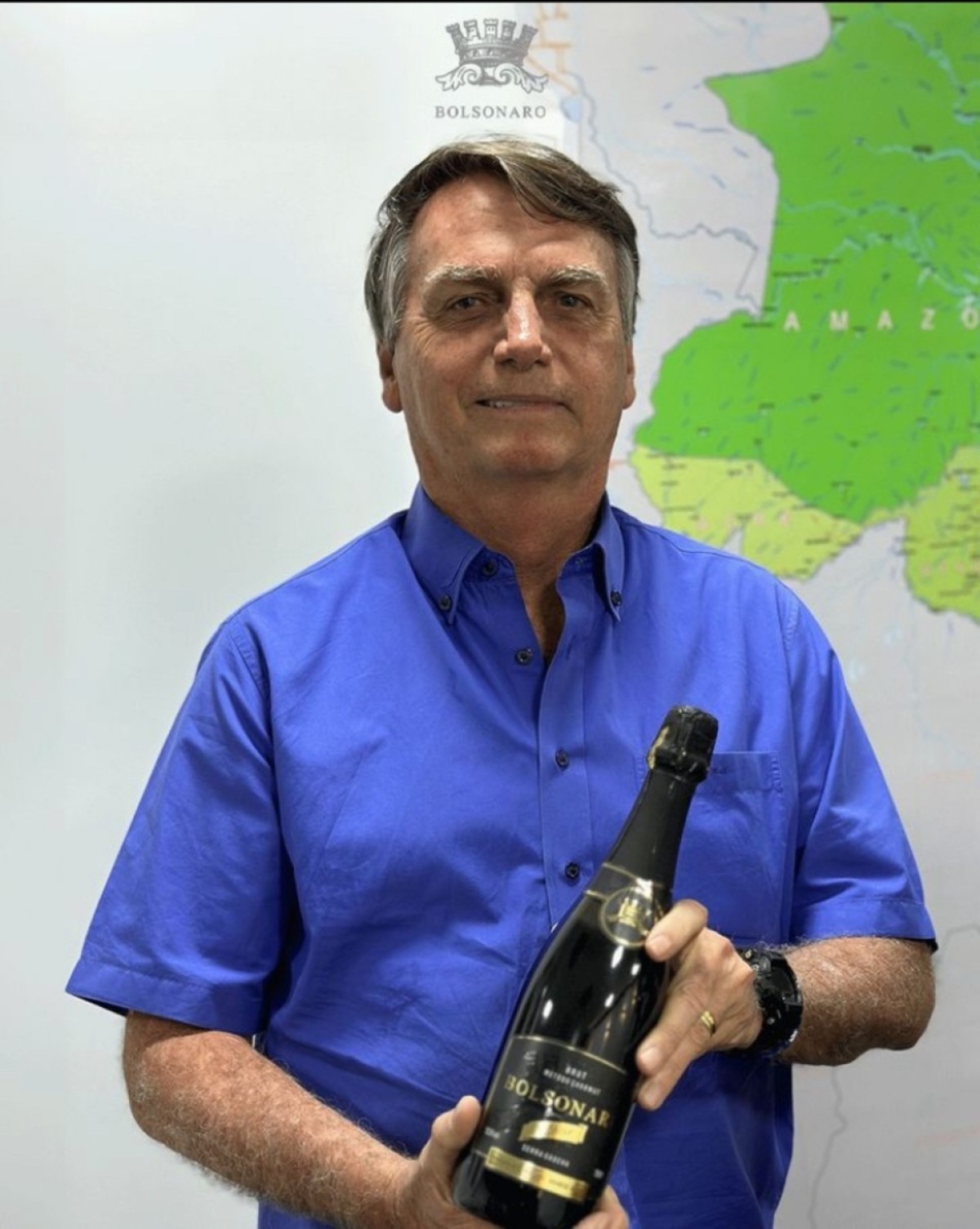 Jair Bolsonaro com vinho que leva seu nome