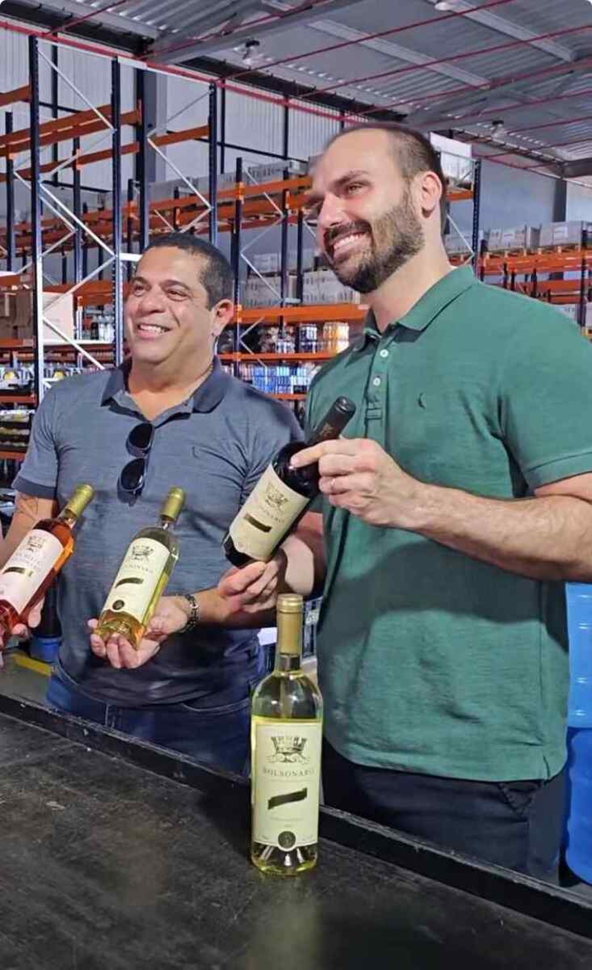 Eduardo Bolsonaro e Abílio Brasileiro  com vinhos Bolsonaro Il Mito