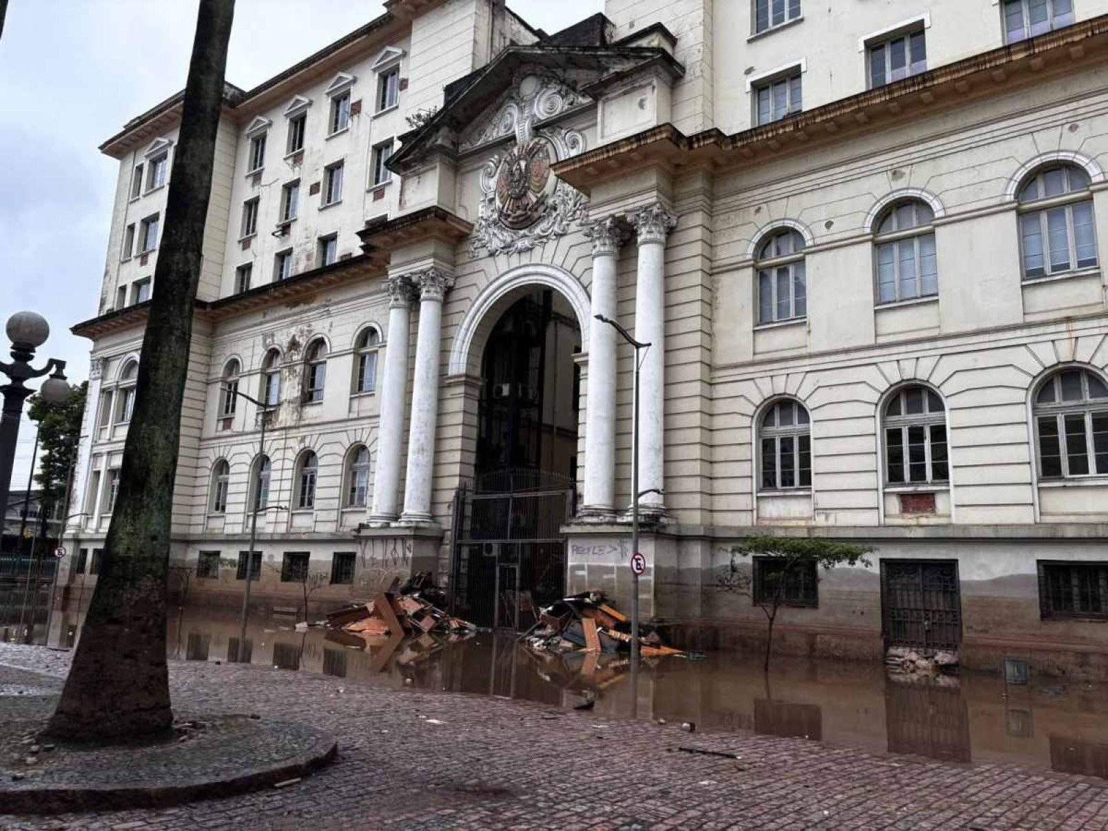 Governo do RS suspende aulas em Porto Alegre e outros dois municípios
