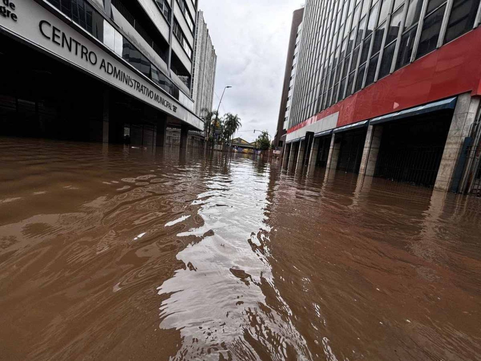 Parte do Centro de Porto Alegre continuava semi-submerso. Em alguns pontos, a inundação encobria quase totalmente a entrada dos prédios comerciais -  (crédito: Henrique Lessa/CB/D.A Press)