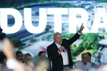  Em discurso ao lado de correligionário-candidato nas eleições municipais, o petista ironiza antecessor e é alvo de protestos de grevistas -  (crédito:  Paulo Pinto/Agência Brasil)
