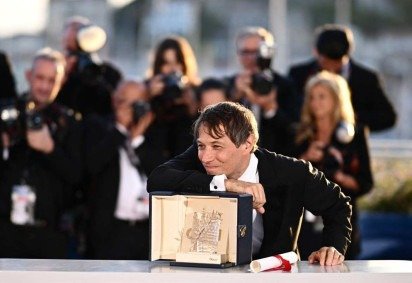 De Sean Baker, por 'Anora', a Jacques Audiard, por 'Emilia Pérez', confira os diretores indicados ao prêmio da Academia de Artes e Ciências Cinematográficas dos Estados Unidos. Na foto, Baker com o troféu da Palma de Ouro de 2024  -  (crédito:  AFP) -De Sean Baker, por 'Anora', a Jacques Audiard, por 'Emilia Pérez', confira os diretores indicados ao prêmio da Academia de Artes e Ciências Cinematográficas dos Estados Unidos. Na foto, Baker com o troféu da Palma de Ouro de 2024  -  (crédito:  AFP)
