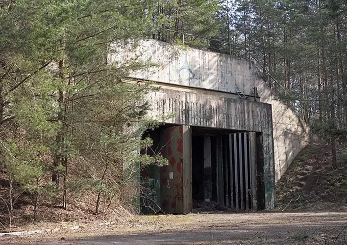 Criados inicialmente como um lugar de refúgio para famílias ou pequenos grupos de pessoas, especialmente em locais em guerras ou com riscos ambientais, os bunkers estão na moda entre os bilionários.  -  (crédito: Thuringius/Wikimedia Commons)