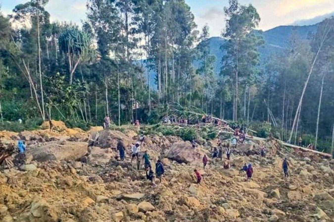 A corrida para resgatar vítimas de deslizamento de terra em Papua-Nova Guiné -  (crédito: Getty Images)