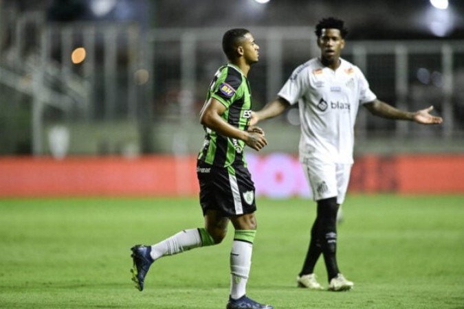 Gil, zagueiro do Santos, questiona atitude de Renato Marques, autor do gol polêmico -  (crédito: Foto: Mourão Panda/América-MG)