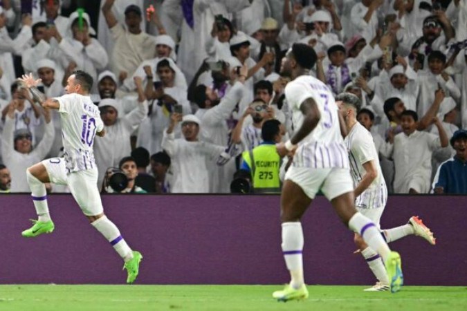  Ain's Paraguayan midfielder #10 Kaku celebrates scoring his team's second goal during the second leg of the AFC Champions League Final between UAE's Al Ain and Japan's Yokohama F. Marinos at the Hazza Bin Zayed Stadium in Al-Ain on May 25, 2024. (Photo by Giuseppe CACACE / AFP) (Photo by GIUSEPPE CACACE/AFP via Getty Images)
     -  (crédito:  AFP via Getty Images)