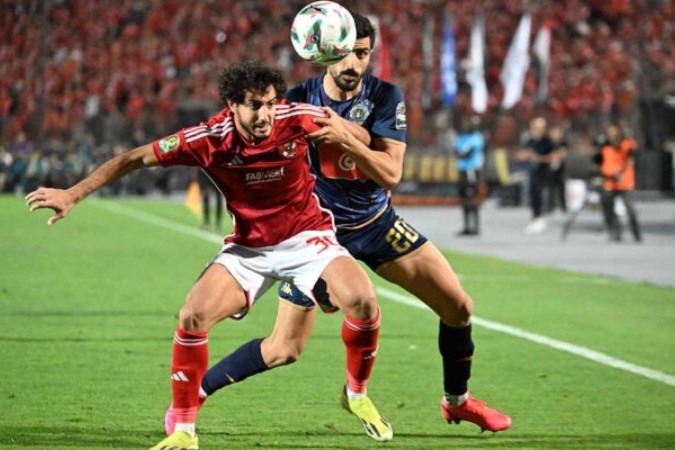  Ahly's Egyptian defender #30 Mohamed Hany fights for the ball with Esperance's Tunisian defender #20 Amine Ben Hamida during the second leg of the CAF Champions League final football match between Egypt's Al-Ahly Tunis' Esperance Sportive de Tunis at the Cairo International stadium on May 25, 2024. (Photo by Khaled DESOUKI / AFP) (Photo by KHALED DESOUKI/AFP via Getty Images)
     -  (crédito:  AFP via Getty Images)