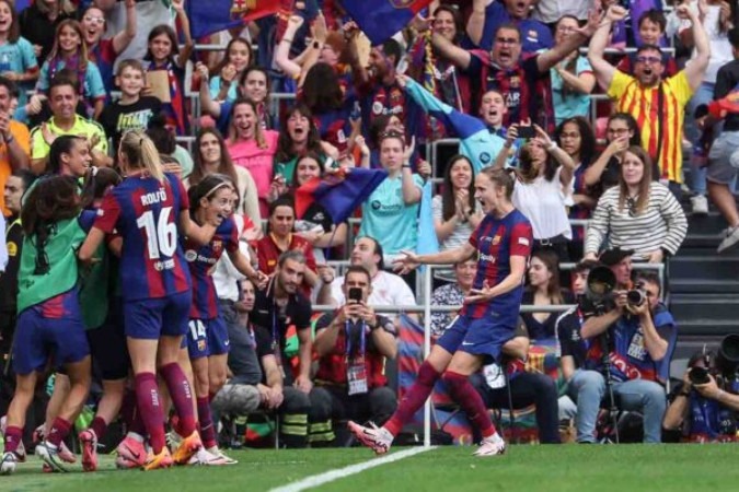  Barcelona's Spanish midfielder #14 Aitana Bonmati celebrates with teammates after scoring her team's first goal during the UEFA Women's Champions League final football match between FC Barcelona and Olympique Lyonnais at the San Mames stadium in Bilbao on May 25, 2024. (Photo by Pierre-Philippe MARCOU / AFP) (Photo by PIERRE-PHILIPPE MARCOU/AFP via Getty Images)
     -  (crédito:  AFP via Getty Images)
