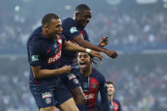 Jogadores de Lyon e PSG em disputa de bola na final da Copa da França - Foto: Franck Fife/AFP via Getty Images -  (crédito: Franck Fife/AFP via Getty Images)