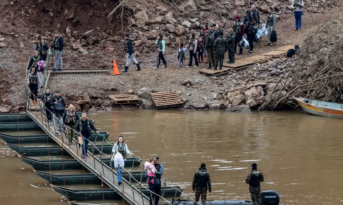 Vale do Taquari: Exército vai refazer travessias levadas pelas cheias -  (crédito: EBC)