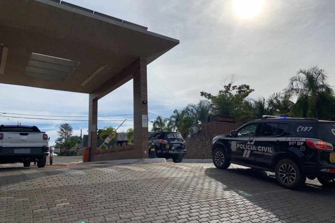 Policias civis chegam ao condomínio Amobb, no Jardim Botânico, onde o crime ocorreu -  (crédito: Letícia Guedes/CB/D.A Press)