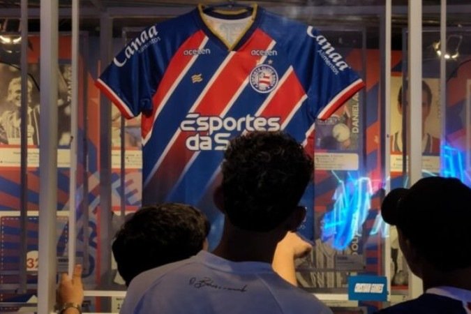 Torcedor criou nova camisa do Bahia, com listras nas cores do time e gola dourada - (crédito: Foto: Divulgação) Torcedor criou nova camisa do Bahia, com listras nas cores do time e gola dourada - (crédito: Foto: Divulgação)