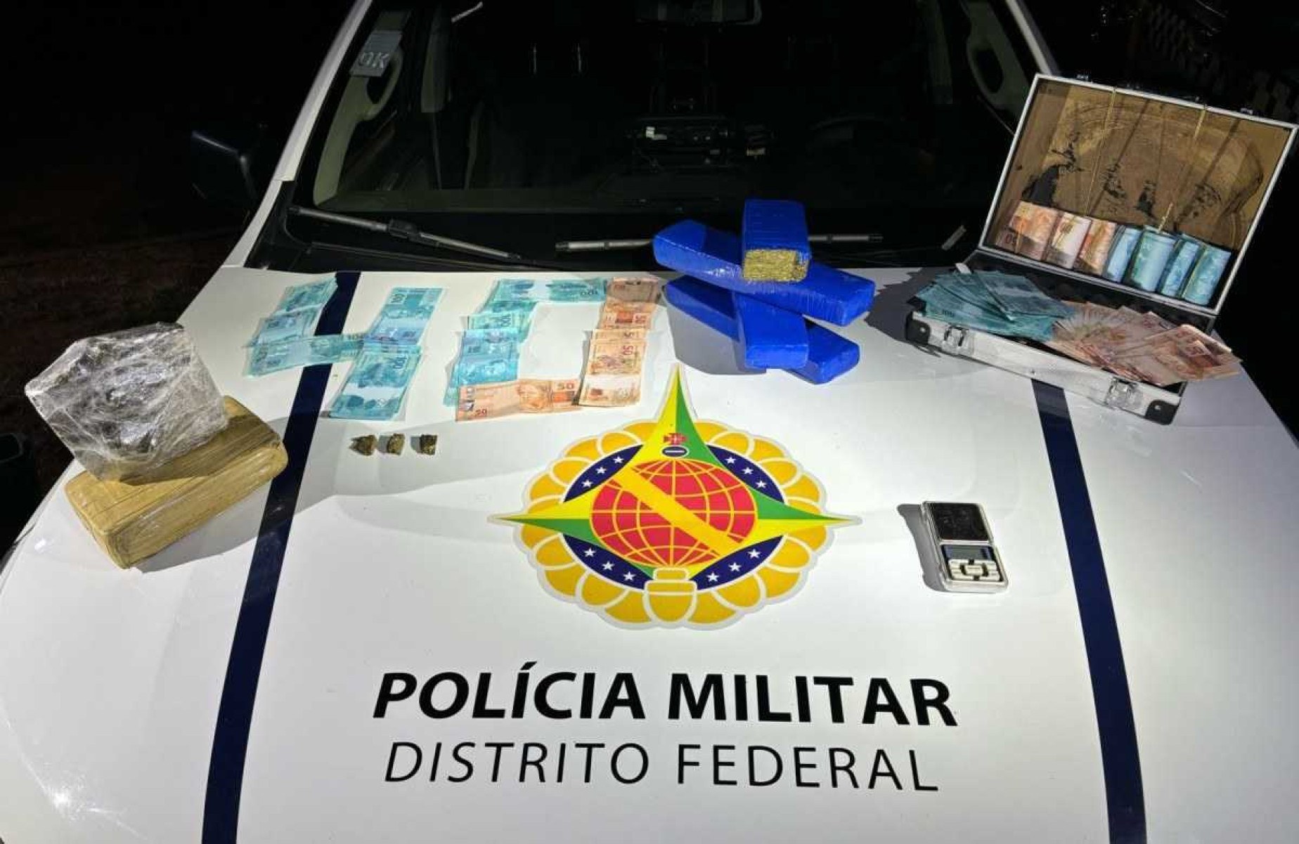 Dupla é presa com R$ 49 mil em notas falsas e drogas, no Itapoã 