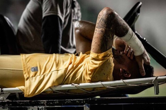 Goleiro do Santos, João Paulo, recebe atendimento após a grave lesão -  (crédito: Foto: Raul Baretta/ Santos FC)