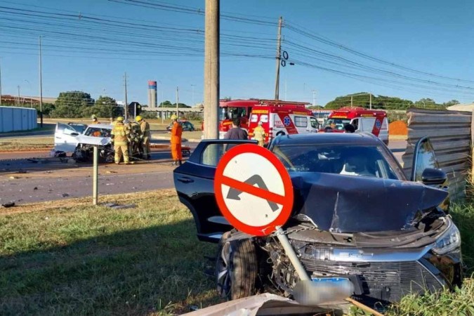 O caso ocorreu na tarde deste domingo (26/5). Duas pessoas foram encaminhadas ao Hospital de Base -  (crédito: CBMDF/Divulgação)