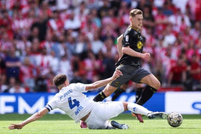 Southampton's English midfielder #04 Flynn Downes evades the challenge from Leeds United's Welsh midfielder #04 Ethan Ampadu (L) during the English Championship play-off final football match between Leeds United and Southampton at Wembley Stadium in London on May 26, 2024. (Photo by Adrian DENNIS / AFP) / NOT FOR MARKETING OR ADVERTISING USE / RESTRICTED TO EDITORIAL USE (Photo by ADRIAN DENNIS/AFP via Getty Images)
     -  (crédito:  AFP via Getty Images)