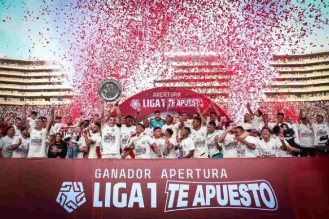 Universitario ficou com a taÃ§a graÃ§as a goleada diante do Los Chankas -  (crédito: Foto: DivulgaÃ§Ã£o/Universitario)