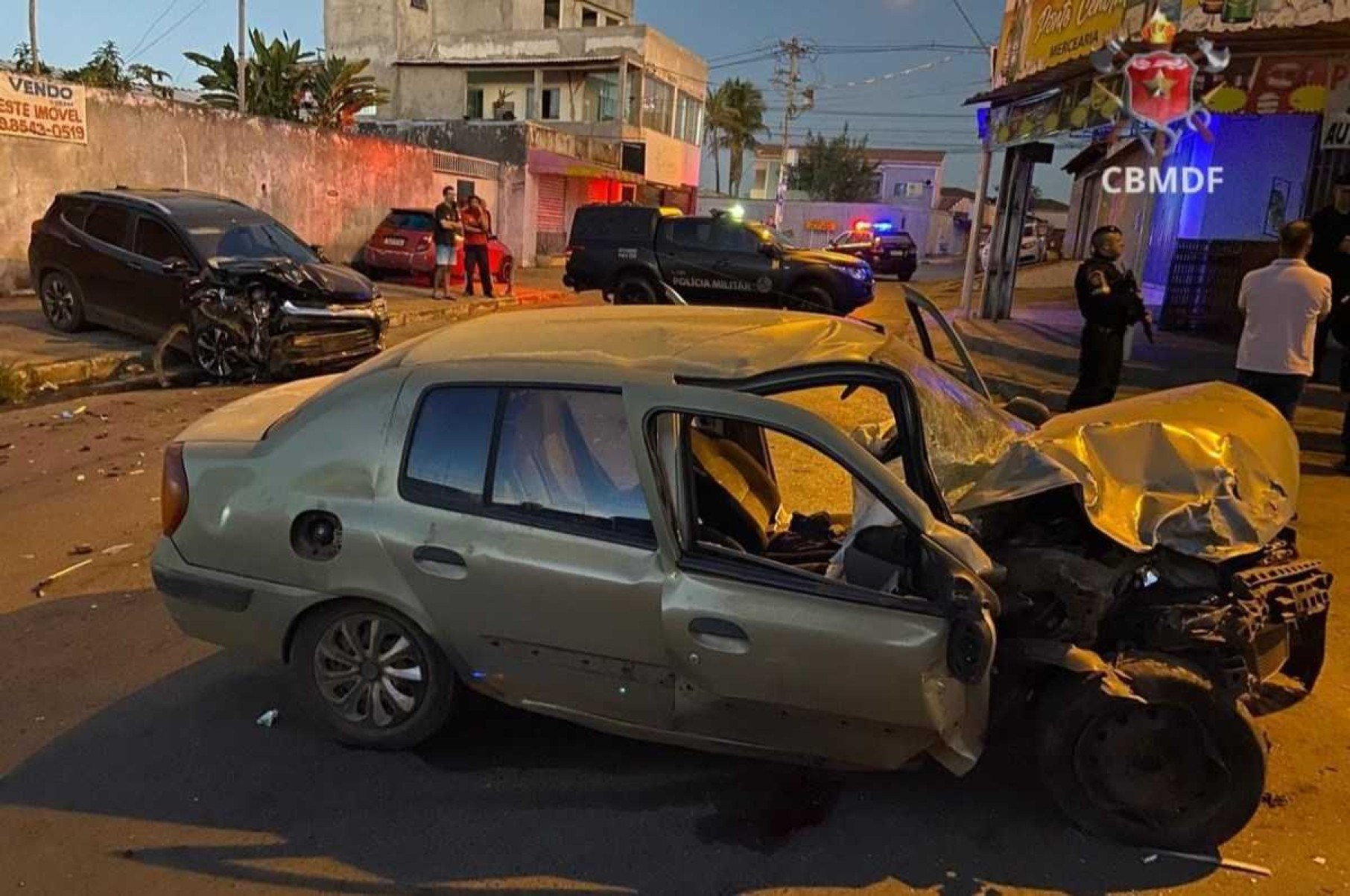 Motorista foge da PM, bate o carro e fica gravemente ferido, em Águas Claras