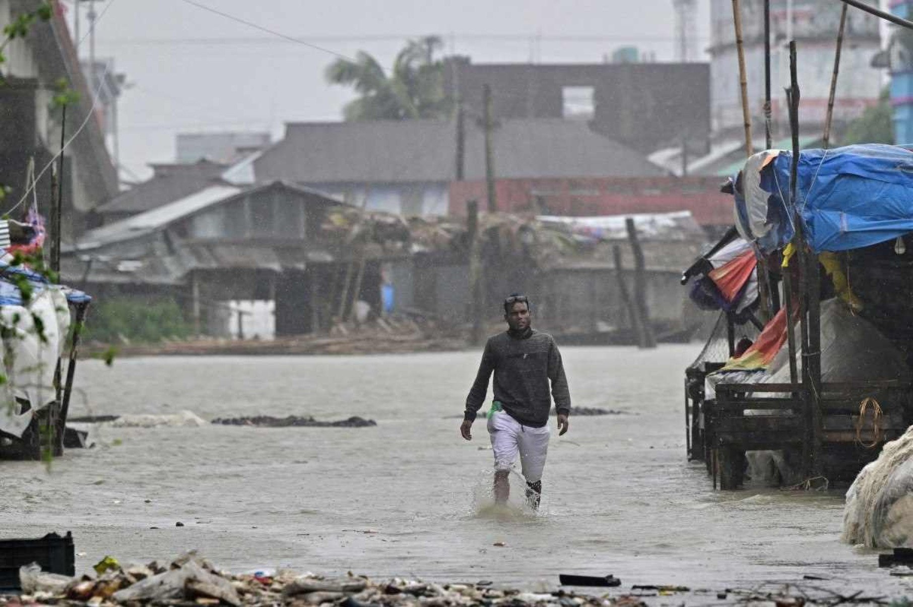 Ciclone deixa 10 mortos e 30 mil casas destruídas em Bangladesh