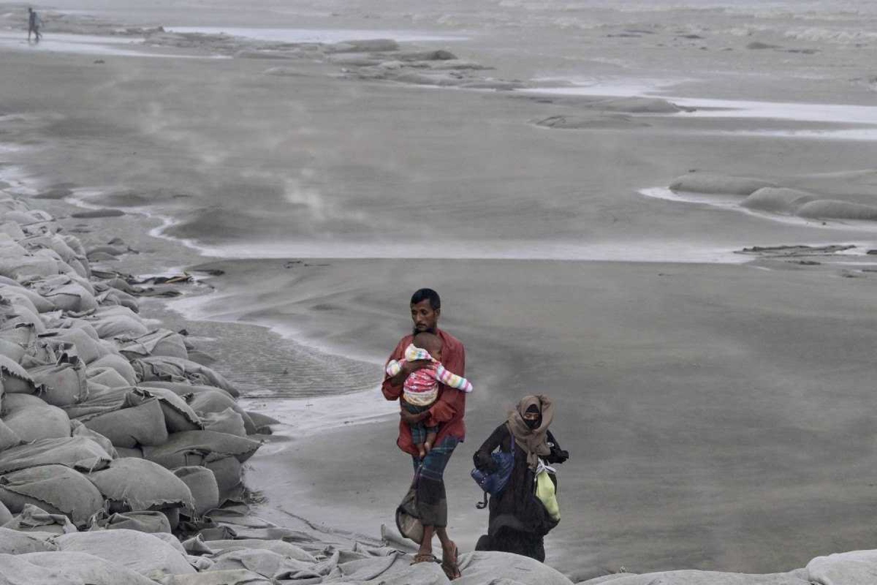Ciclone deixa 10 mortos e 30 mil casas destruídas em Bangladesh
