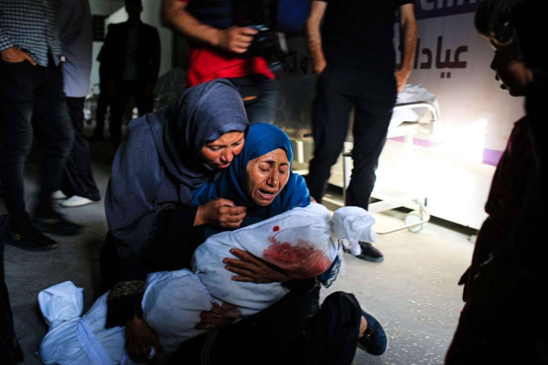 Mulher segura o corpo do filho, morto durante o ataque aéreo à cidade no sul da Faixa de Gaza Mulher segura o corpo do filho, morto durante o ataque aéreo à cidade no sul da Faixa de Gaza