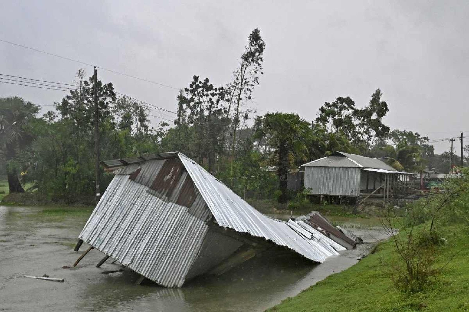 Ciclone deixa 10 mortes e destrói 30 mil casas