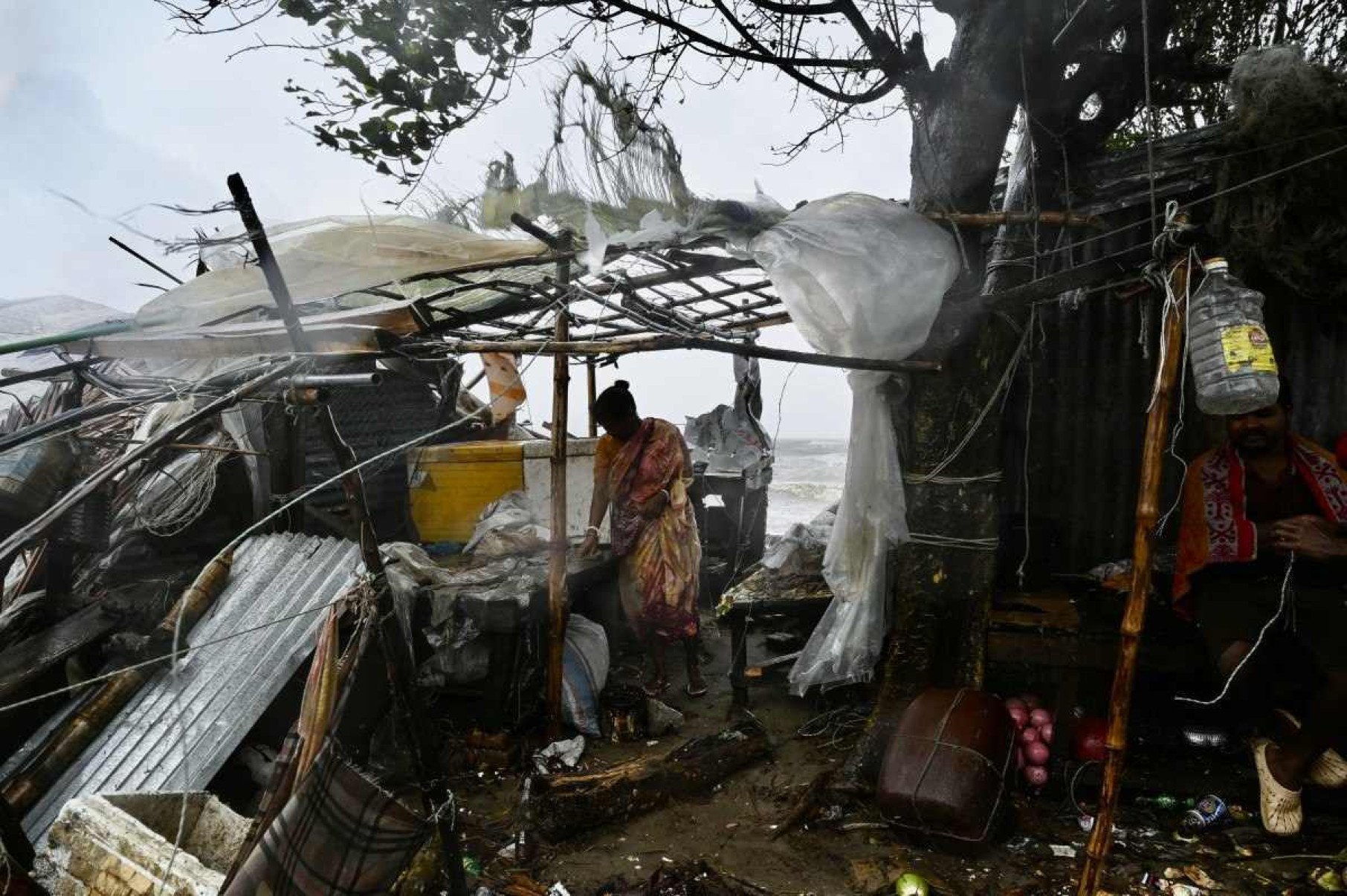 Ciclone deixa 10 mortos e 30 mil casas destruídas em Bangladesh; Veja fotos