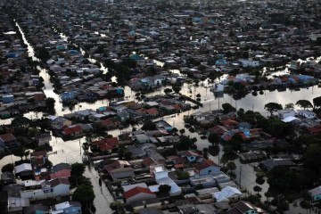 Vista aérea mostra uma área alagada do bairro Mathias Velho, na cidade de Canoas, Rio Grande do Sul, Brasil, em 20 de maio de 2024       -  (crédito: ANSELMO CUNHA / AFP)