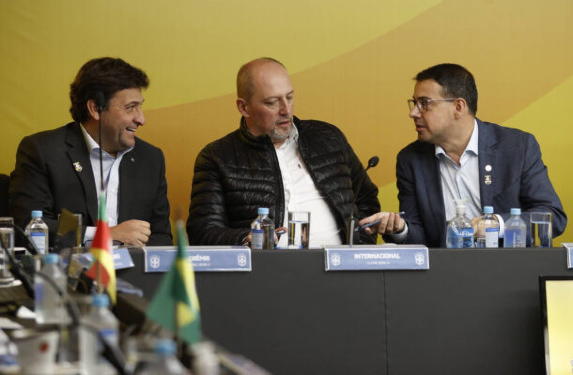 Presidente do Inter deixa reunião na CBF com bolas para treinos