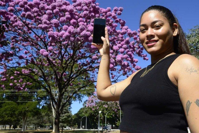 Karyne Fernandes gosta de sentar perto dos ipês para relaxar, enquanto lê um bom livro