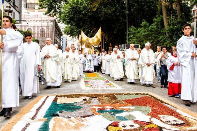 Os tapetes de Corpus Christi são uma tradição popular, comum em várias cidades do Brasil  -  (crédito:  DOUGLAS MAGNO/AFP via Getty Images)