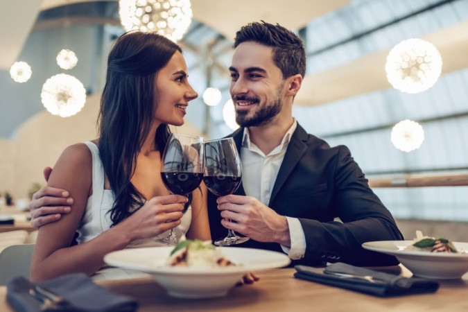 Com a aproximação do Dia dos Namorados, bares e restaurantes já se preparam para proporcionar uma experiência gastronômica perfeita aos casais (Imagem: 4 PM production | Shutterstock) -  (crédito: EdiCase)