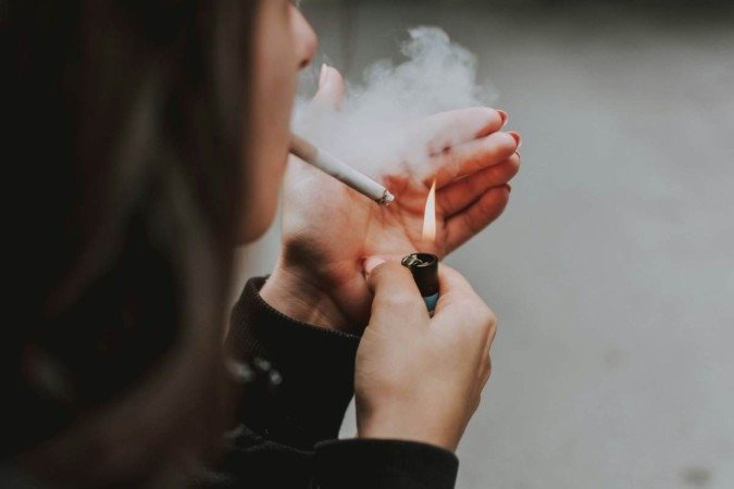 O vício pelo tabaco começa como uma válvula de escape das ansiedades e estresses diários, mas as consequências podem permear por toda a vida. O tabagismo é responsável por 80% das mortes por câncer de pulmão entre homens e mulheres no Brasil