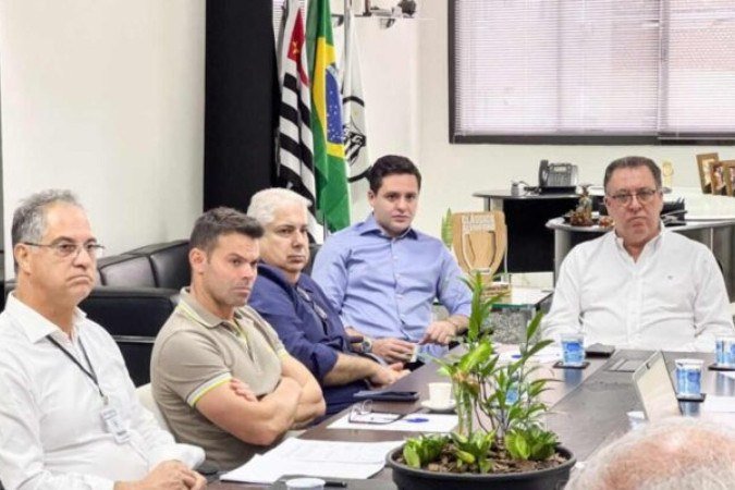 Reunião recente dos dirigentes do Santos com representantes da WTorre -  (crédito: Foto: Divulgação/Santos FC)