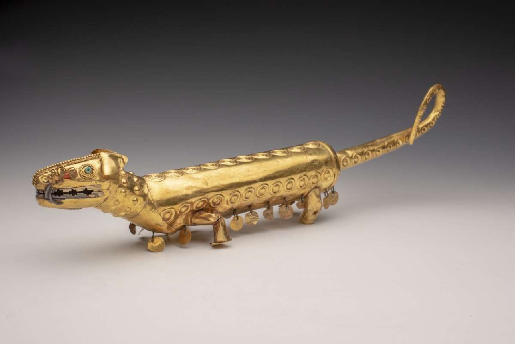Escultura.  Objecto constituído parte de conjunto funerário.  Ouro.  Estilo Frias, Costa Norte do Peru 200 AC - 700 DC