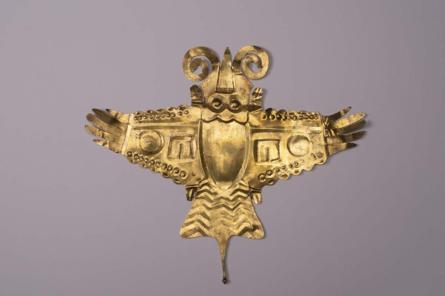 Pena.  Representa uma figura ornitomórfica com asas estendidas.  Ouro.  Cultura Nasca, Costa Sul do Peru 200 AC – 400 DC 
